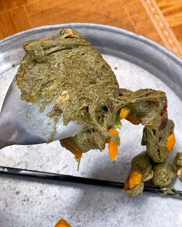 Bài đăng nhanh chóng thu hút hàng chục nghìn lượt tương tác cùng vô số bình luận hài hước từ cộng đồng mạng. Một tài khoản trêu: “Nougat matcha phiên bản… rau cải bóp xoài sấy à chị?” Người khác góp ý nhẹ nhàng hơn: “Chắc bạn cho nhiều bột trà xanh quá nên kẹo bị bết dính, lại chưa đủ nhiệt độ để marshmallow kết cấu lại.” Không ít dân mạng đồng cảm vì từng rơi vào tình huống tương tự: “Tôi cũng từng làm nougat mà quên lót giấy nến, cuối cùng phải… cạy kẹo khỏi khay bằng thìa inox.” “Nhìn còn đỡ hơn mẻ kẹo của tôi, đông cứng như đá, cắn muốn gãy răng.”