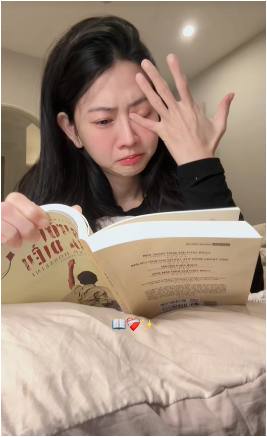 Chỉ sau một ngày đăng tải, đoạn clip của Lê Bống đã đạt gần 3 triệu lượt xem cùng hàng nghìn bình luận, trở thành chủ đề được chia sẻ rộng rãi trên nhiều trang tin. Câu hỏi được nhắc đi nhắc lại nhiều nhất là: “Cuốn sách nào khiến Lê Bống khóc như mưa như vậy?”