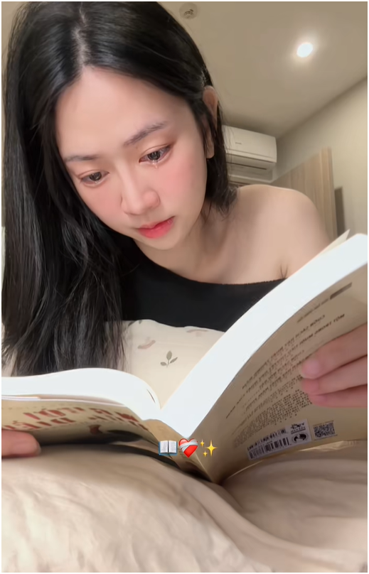 Một số người cho rằng cảm xúc thật thì hoàn toàn có thể, nhưng việc chọn đúng khoảnh khắc bật khóc để bấm quay dễ tạo cảm giác dàn dựng. “Khóc thì ai cũng từng khóc, nhưng khóc đến mức nức nở rồi đăng lên mạng thì hơi màu mè”, một bình luận nhận được nhiều lượt thích.