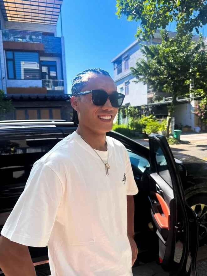 Thủ thành đến từ Thanh Hóa trông khác lạ với tóc dreadlock (hay tóc bện thừng), một kiểu tóc rất được ưa chuộng bởi các cầu thủ Nam Mỹ.