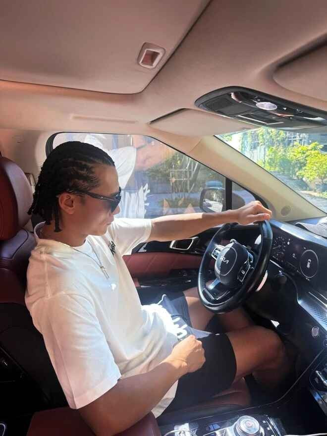 Ngày 13/8, thủ môn Bùi Tiến Dũng khiến dân mạng bất ngờ khi đăng loạt ảnh khoe kiểu tóc mới trên fanpage có 2,8 triệu người theo dõi.