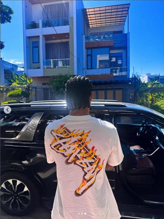 Bùi Tiến Dũng là thủ môn nổi tiếng sau giải U23 châu Á tổ chức tại Thường Châu (Trung Quốc) năm 2018. Anh được mệnh danh "người nhện", "thủ môn quốc dân" và là cái tên được nhiều nhãn hàng săn đón sau giải đấu.