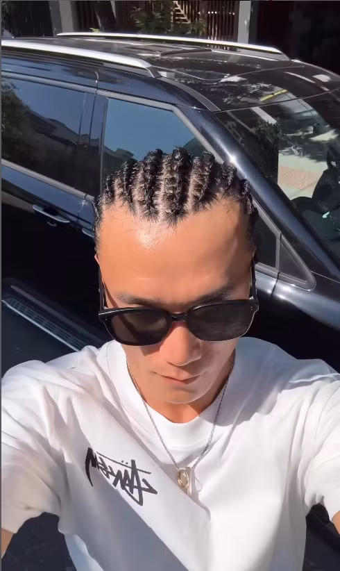 Đa số bình luận đều khen ngợi trước phong cách khác lạ của Tiến Dũng. Đây cũng là kiểu tóc được đánh giá ấn tượng nhất từ trước tới nay của anh.