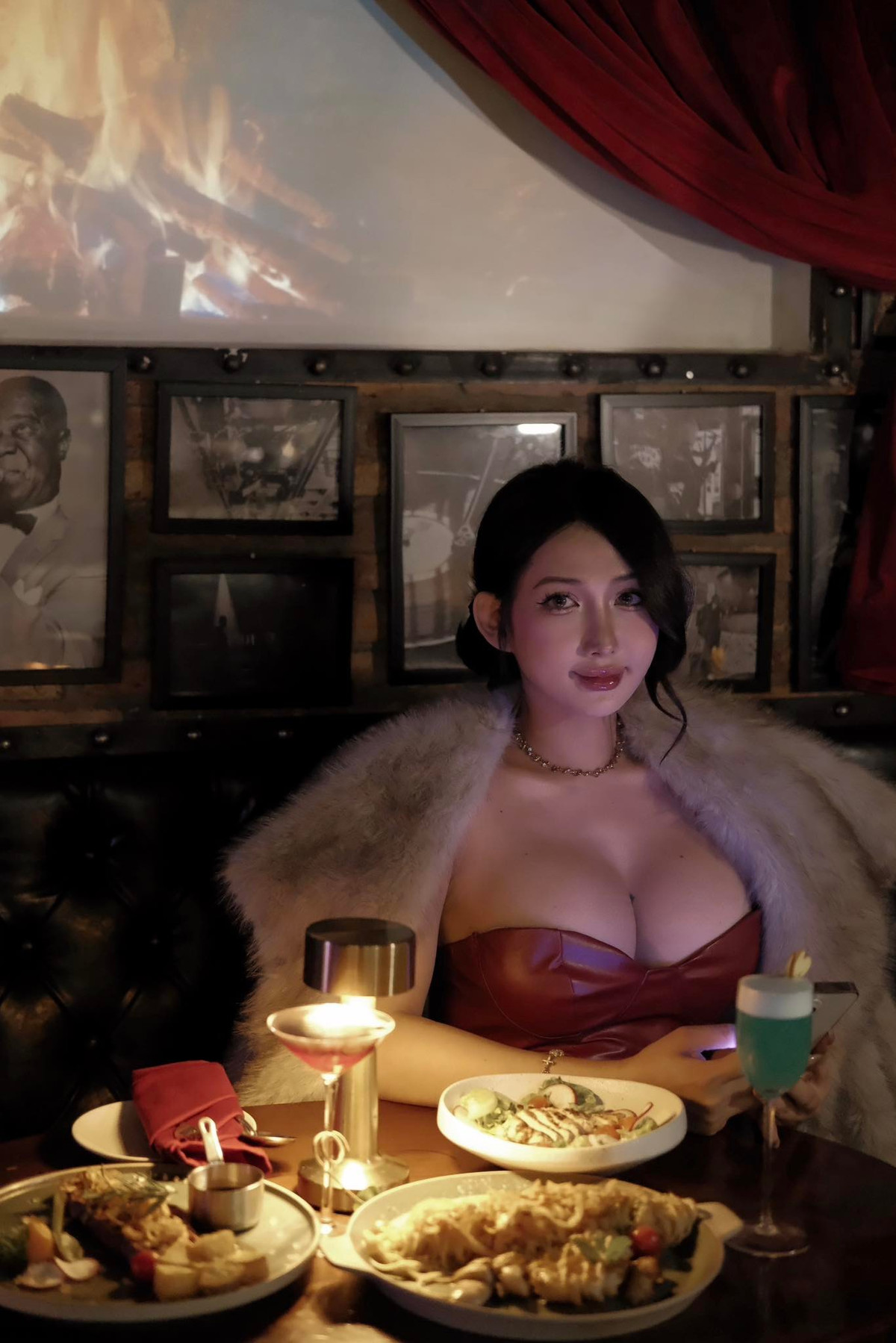 "Coi tự nhiên khóc ngang. Nhớ lúc nhỏ đi bán vé số với mẹ, đứng trước tiệm cơm gà ước được ăn" - hot girl hé lộ hoàn cảnh gia đình khó khăn