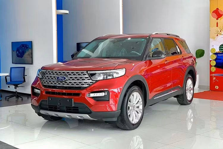 Hai mẫu xe SUV gầm cao 7 chỗ là Isuzu mu-X và Ford Explorer cùng chia nhau vị trí thứ 3 khi doanh số cùng đạt 13 xe, đều giảm theo tháng.