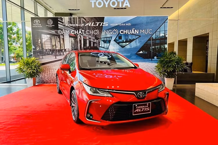 Tình trạng giảm doanh số cũng diễn ra với Toyota Corolla Altis, Toyota Innova và Isuzu D-Max khi lượng xe mở bán thành công trong tháng 4/2025 đạt lần lượt 25, 28, 29 và 32 (xe).