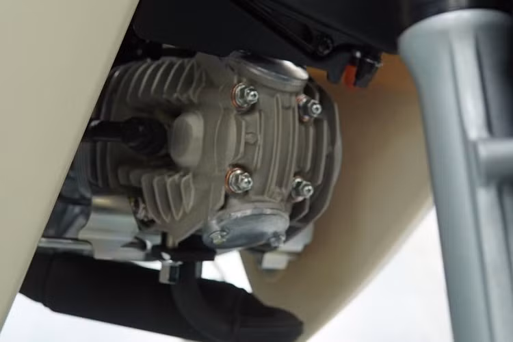 Khối động cơ này sản sinh công suất 8 mã lực tại 7.500 vòng/phút và mô-men xoắn cực đại 8,8 Nm tại 5.500 vòng/phút. Xe sử dụng hộp số 4 cấp và truyền động xích, cùng hệ thống ly hợp tự động ly tâm.