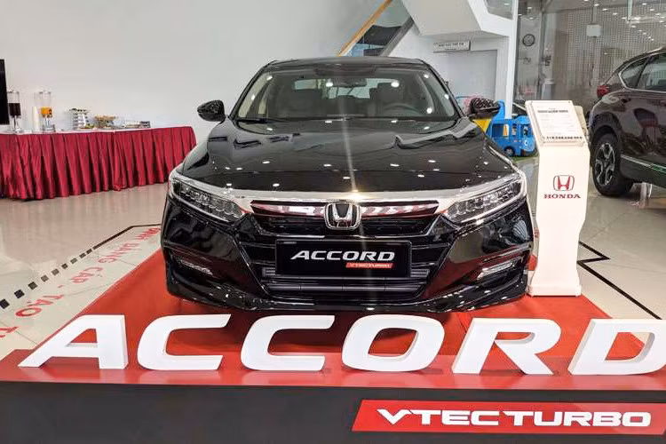 Danh sách Top ôtô ế chỏng vó tháng 4/2025 gần như không biến động so với tháng trước khi các mẫu xe góp mặt đều là những cái tên quen thuộc. Trong đó, Honda Accord tiếp tục dẫn đầu với 3 xe được khách hàng lựa chọn, giảm 2 xe so với tháng trước. Đây là tháng thứ 3 liên tiếp trong năm Accord nắm trọn vị trí số 1 của top bán ít nhất thị trường xe Việt.