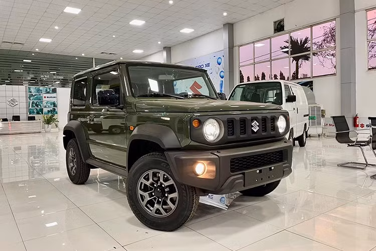 Mẫu SUV cỡ nhỏ Suzuki Jimny có doanh số 25 chiếc được giao thành công tới khách hàng trong tháng 4 vừa qua. Suzuki Jimny là mẫu xe chơi và không phải là một mẫu xe được thiết kế để phục vụ số đông.