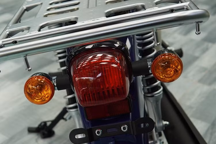 Một điểm nổi bật khác của Super Cub 110 Pro là hệ thống treo được nâng cấp để đáp ứng nhu cầu chở nặng - cho phép tải trọng tối đa từ 190 - 200 kg (bao gồm cả người lái).