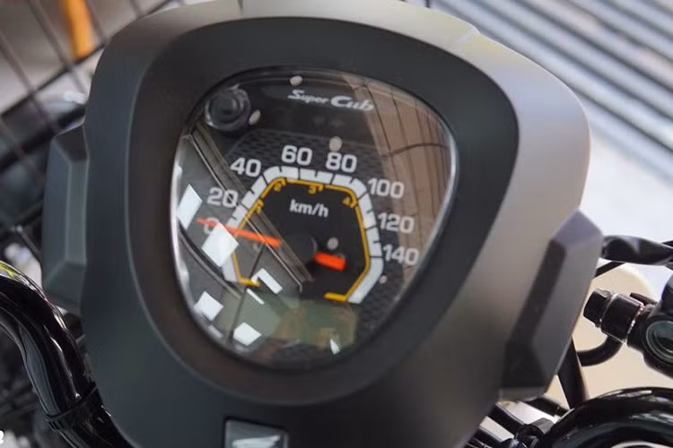 Đèn pha và đèn xi-nhan trước được bố trí lại nhằm đảm bảo tầm nhìn rõ ràng hơn khi chở hàng cồng kềnh. Đồng hồ công tơ mét của xe vẫn là dạng kim cổ điển dạng analog đơn giản, nhưng dễ quan sát.