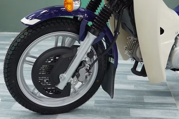 Xe còn được nâng cấp hệ thống phanh, trang bị đĩa phanh lớn hơn và ống dẫn dầu thủy lực có đường kính lớn hơn so với bản tiêu chuẩn, giúp cải thiện hiệu suất phanh kể cả khi xe đang chở nặng, giảm khoảng cách phanh.