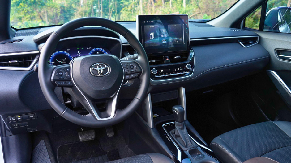 Xét một cách tổng thể, Corolla Cross gần như đáp ứng “tròn trịa” các yêu cầu của khách hàng về một chiếc C-SUV. 4.png