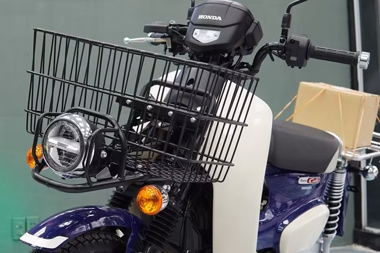 Điểm khác biệt lớn của Super Cub 110 Pro so với phiên bản tiêu chuẩn là được trang bị thêm các phụ kiện hỗ trợ vận chuyển hàng hóa, như giỏ trước sâu để chứa được nhiều đồ hơn.