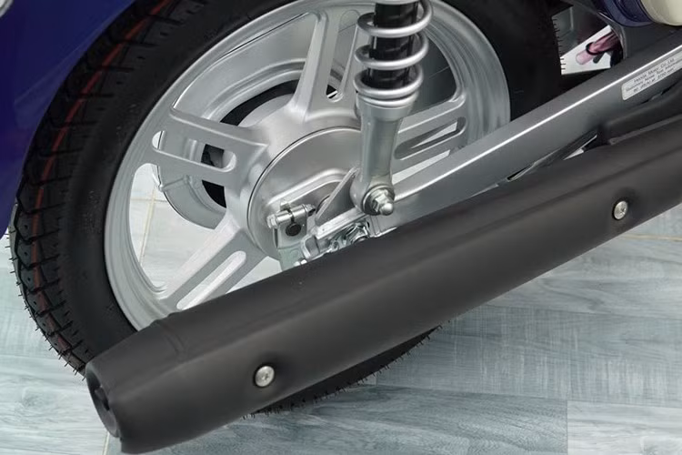 Về sức mạnh, mẫu Honda Super Cub 110 Pro vẫn sử dụng cùng nền tảng với Super Cub 110, đó là khối động cơ xy-lanh đơn dung tích 109cc, 4 kỳ, SOHC, 2 van, làm mát bằng không khí.