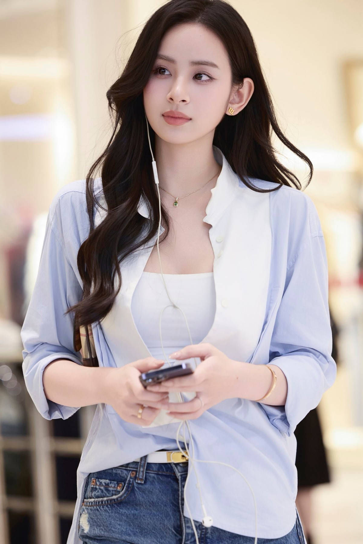 Khi tham gia The Face Vietnam 2023 trong đội huấn luyện viên Vũ Thu Phương, Hương Liên nhanh chóng gây ấn tượng nhờ vẻ ngoài trong sáng, thanh tú.