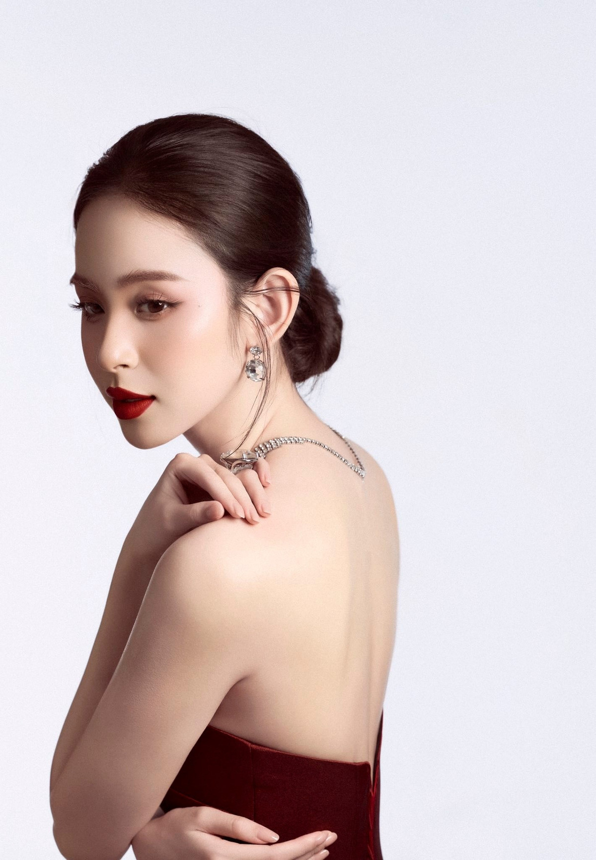 Tháng 6/2025, Hương Liên bất ngờ tổ chức đám hỏi và kết hôn với thiếu gia Lê Minh Trung – con trai của một gia đình có điều kiện, bố là cán bộ quân đội, mẹ công tác trong ngành hải quan. Từ đây, cái tên Hương Liên gắn liền với danh xưng “dâu hào môn”.