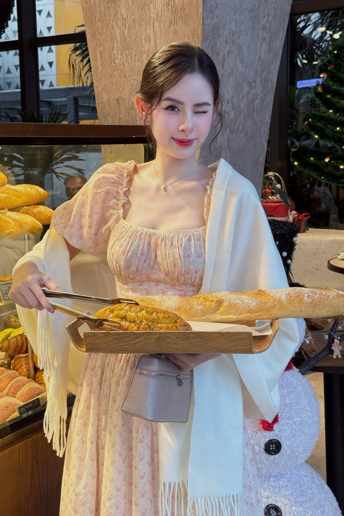 Dù không theo đuổi phong cách sắc sảo hay cá tính mạnh, Hương Liên vẫn nổi bật giữa dàn thí sinh nhờ khí chất dịu dàng, đậm chất Á Đông, được ví như “Kim Tae Hee Việt Nam”.