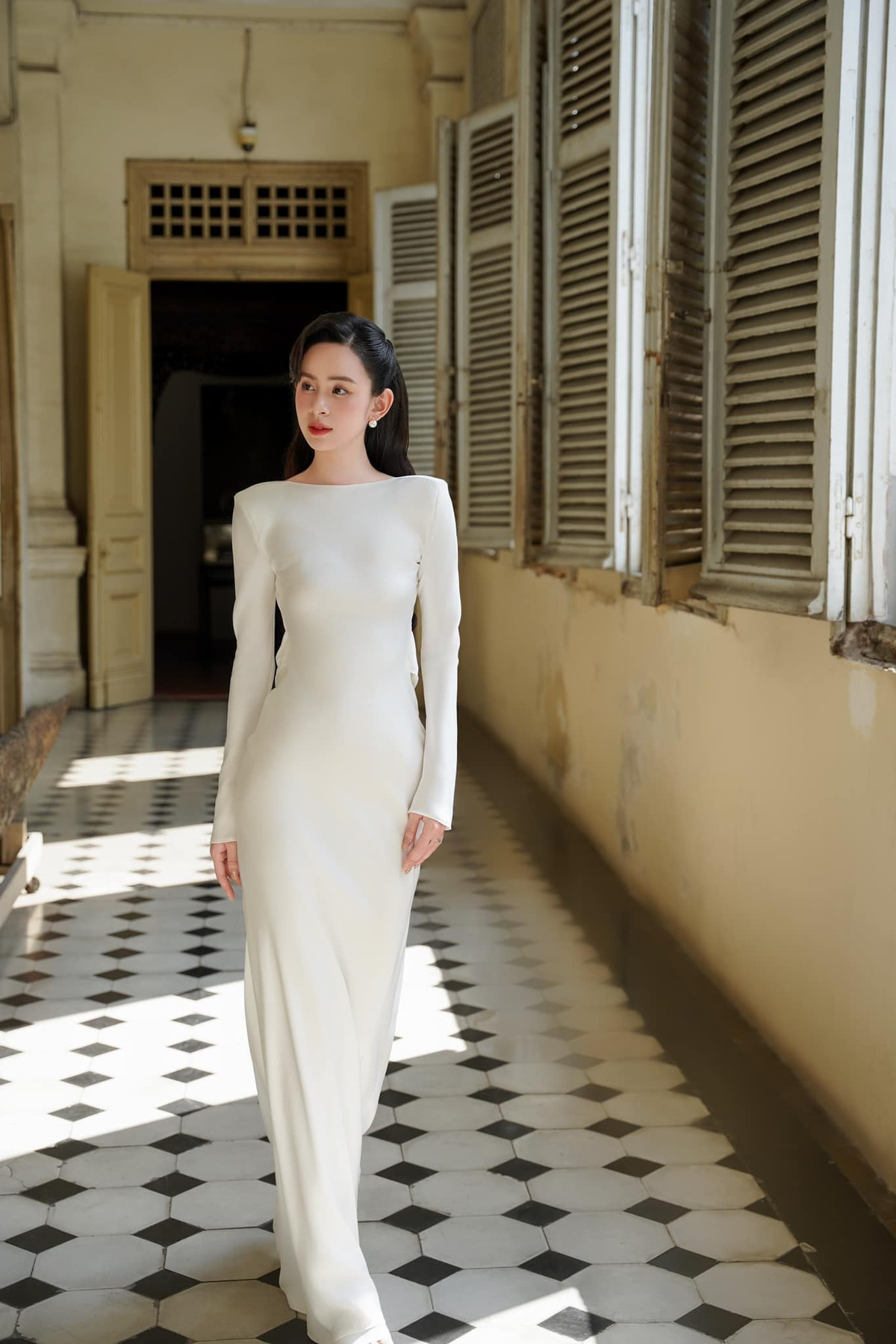 Không cầu kỳ trang điểm, không ánh đèn sân khấu, người đẹp Gen Z Hương Liên (Nguyễn Hương Liên) vẫn ghi điểm tuyệt đối nhờ nhan sắc trong trẻo, tự nhiên và thần thái dịu dàng hiếm có. Nhiều cư dân mạng không ngần ngại gọi vui đây là gương mặt mộc đẹp “vô địch Việt Nam”.