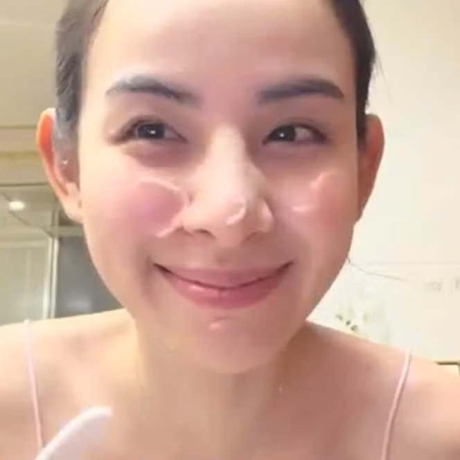 Điểm khiến mặt mộc của Hương Liên trở nên cuốn hút nằm ở cảm giác rất “thật”. Da không trắng bệch hay bóng dầu quá mức, mà giữ được sắc hồng hào khỏe khoắn.