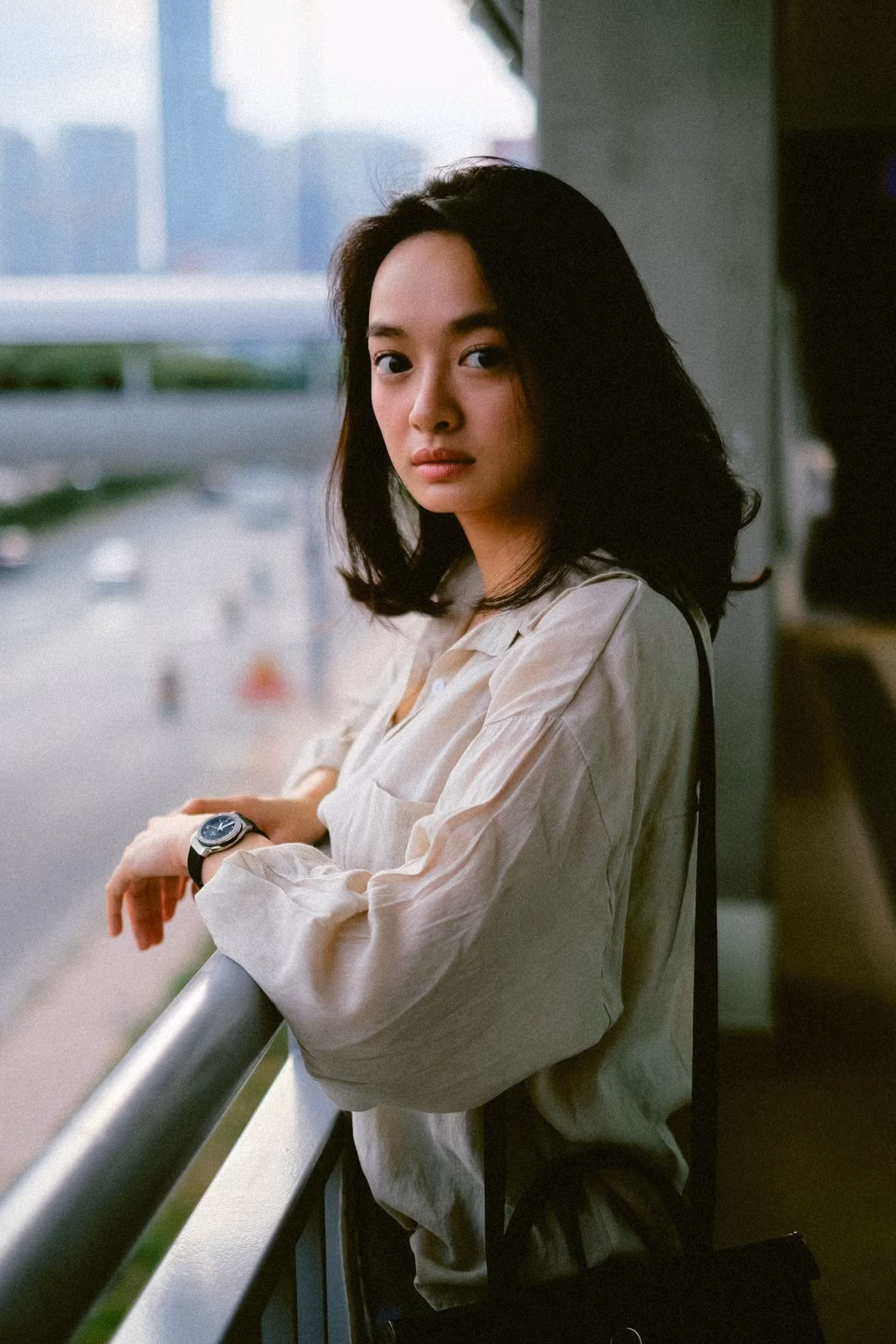 Được biết, Kaity Nguyễn từng chưa sẻ bản thân là người có lối sống khá tiết kiệm, không có nhu cầu mua quá nhiều món đồ cho bản thân. Thay vào đó, Kaity Nguyễn thích để dành tài chính vào việc đầu tư cho sự nghiệp, phim ảnh hay những gì mà cô muốn thử sức. Ảnh sử dụng trong bài: FBNV