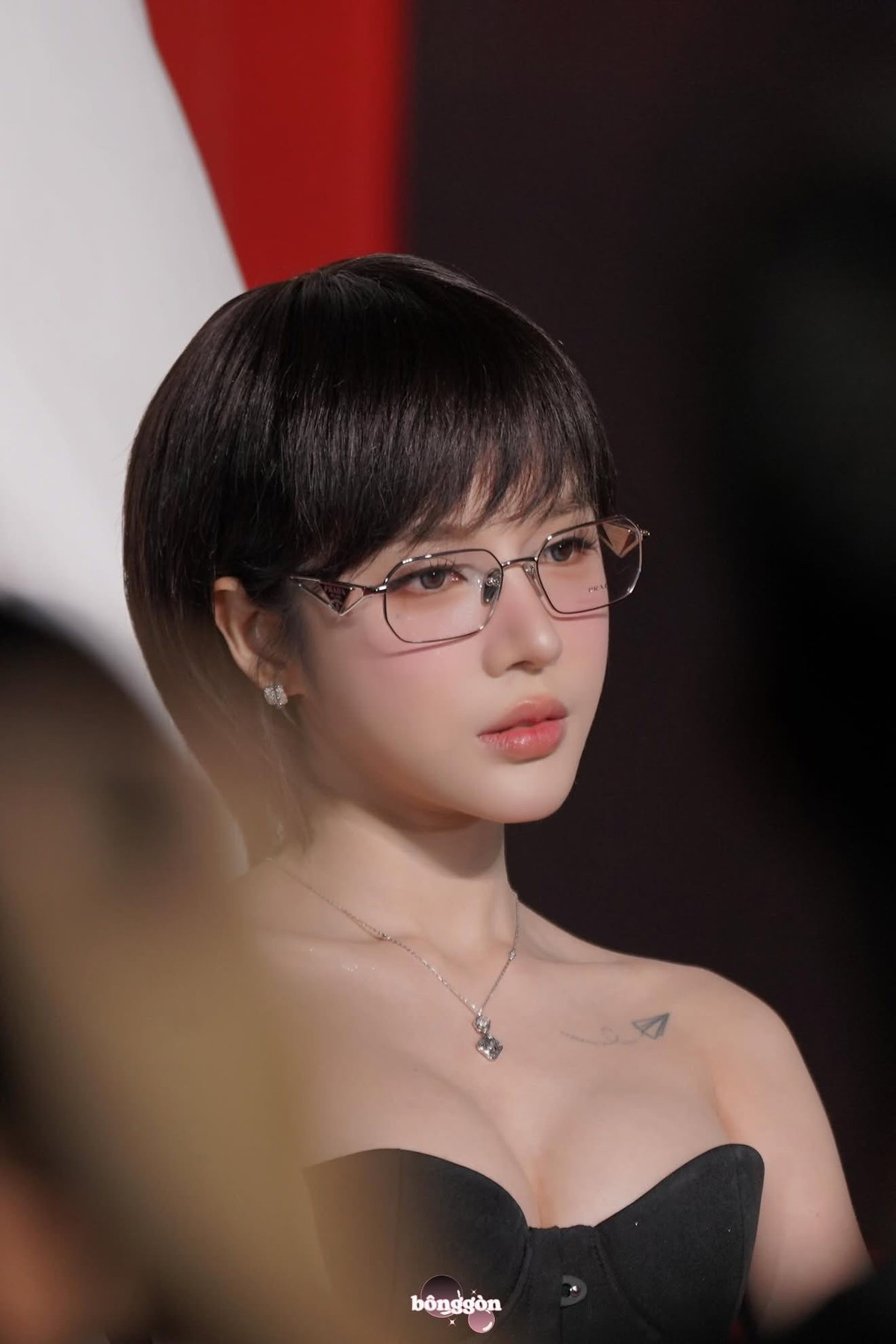 LyLy tên thật là Nguyễn Hoàng Ly, sinh ngày 01/01/1996, đến từ Đà Nẵng, LyLy bắt đầu được công chúng chú ý sau khi tham gia chương trình Sing My Song 2018. Từ đây, cô nhanh chóng khẳng định vị thế trong làng nhạc Việt với vai trò ca sĩ kiêm nhạc sĩ.