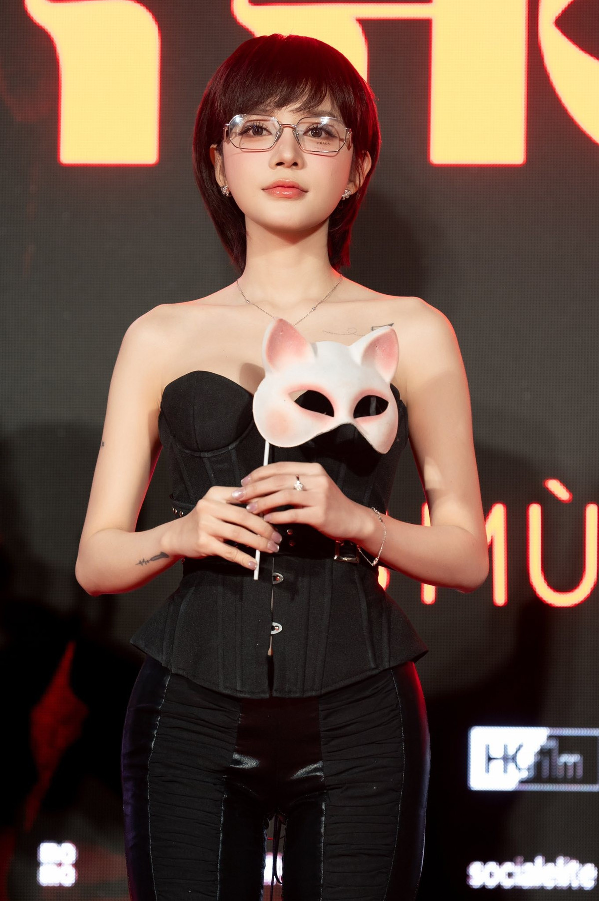 Tại sự kiện, LyLy lựa chọn trang phục corset đen ôm sát, tôn trọn vóc dáng thanh mảnh và bờ vai thon gọn.