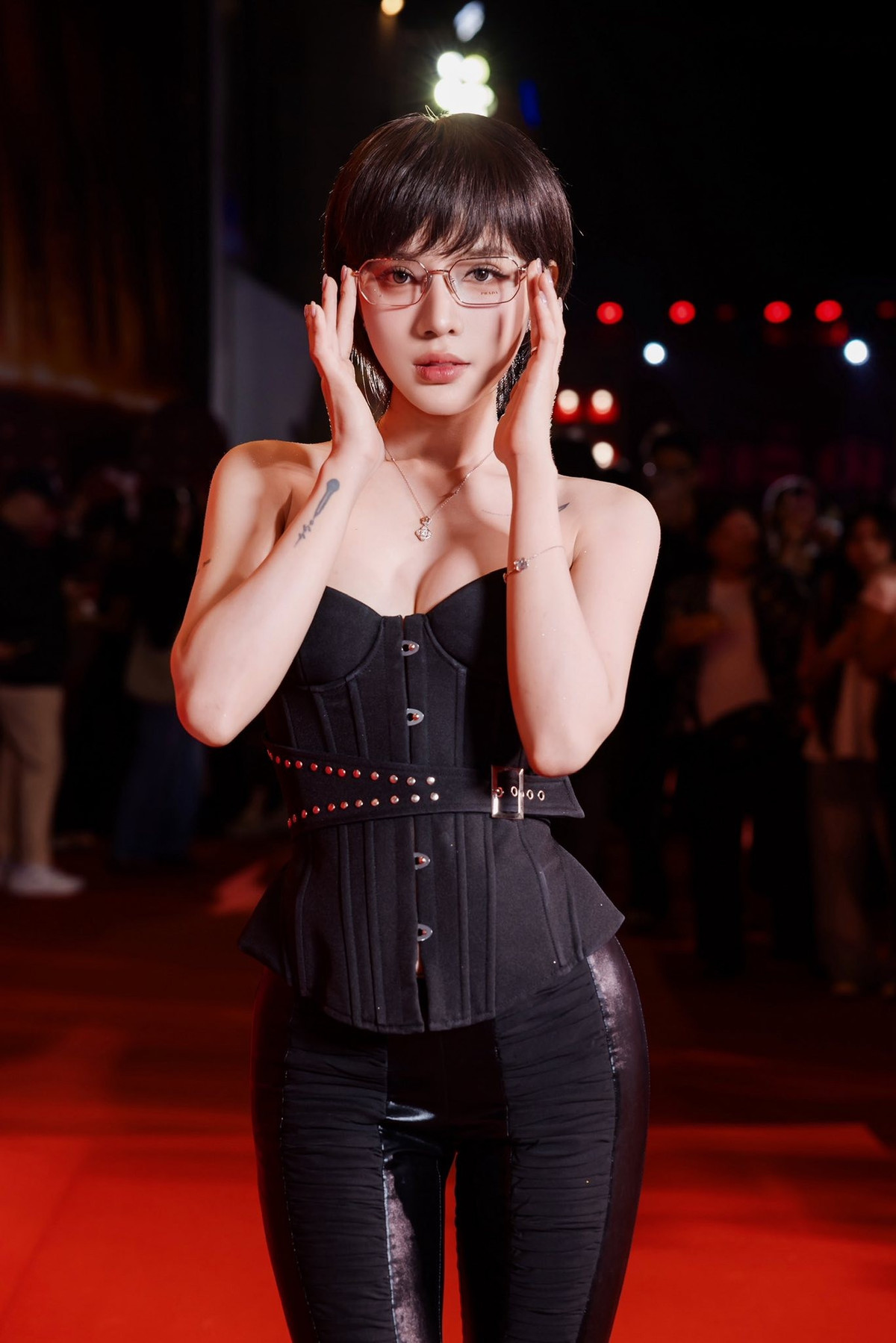 Lối trang điểm trong veo, làn da mịn màng cùng nụ cười nhẹ nhàng càng làm tăng vẻ “búp bê” đặc trưng của LyLy mỗi khi xuất hiện trước công chúng.