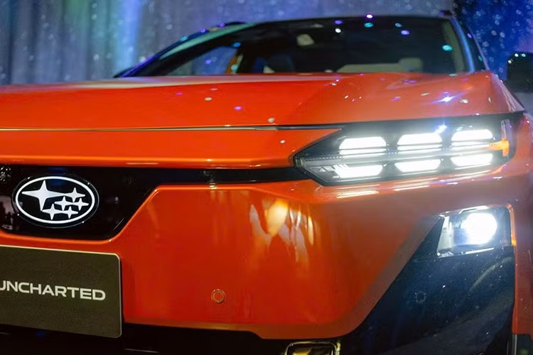 Xe được bổ sung thêm nhiều tính năng an toàn chủ động như hỗ trợ chuyển làn, hỗ trợ kẹt xe và hệ thống camera toàn cảnh. Đáng chú ý nhất là hệ dẫn động 2 mô-tơ điện, dẫn động 4 bánh toàn thời gian, cho công suất lên tới 338 mã lực – mạnh vượt trội so với bản FWD. Phạm vi hoạt động vẫn rất ấn tượng, đạt khoảng 459 km sau mỗi lần sạc.