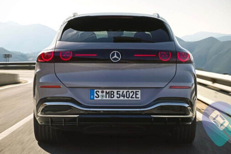 Cụm đèn pha Digital Light tích hợp đèn định vị ban ngày hình ngôi sao ba cánh, đồng bộ với đèn hậu LED phía sau - chi tiết thể hiện rõ ngôn ngữ thiết kế mới của thương hiệu Đức. Hốc gió lớn cùng cản sau thể thao giúp chiếc SUV điện vẫn giữ được phong cách mạnh mẽ của dòng GLC truyền thống.