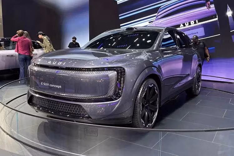 Cách đây hơn một năm, vào tháng 11/2024, hãng xe Đức Audi đã tuyên bố ra đời của… AUDI. Đó sẽ là một thương hiệu chỉ dành riêng cho thị trường Trung Quốc, không có logo bốn vòng tròn thường thấy của hãng xe Đức thay vào đó là tên thương hiệu được viết bằng bốn chữ cái in hoa.