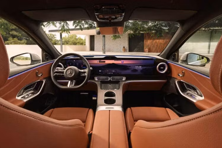 Về nội thất, GLC EV gây ấn tượng với giao diện MBUX Hyperscreen kích thước 39,1 inch kéo dài gần trọn bề ngang táp-lô. Xe có cần số điện tử đặt sau vô lăng, đế sạc không dây đôi và các vật liệu bọc da màu trắng sáng mang lại cảm giác hiện đại và sang trọng.