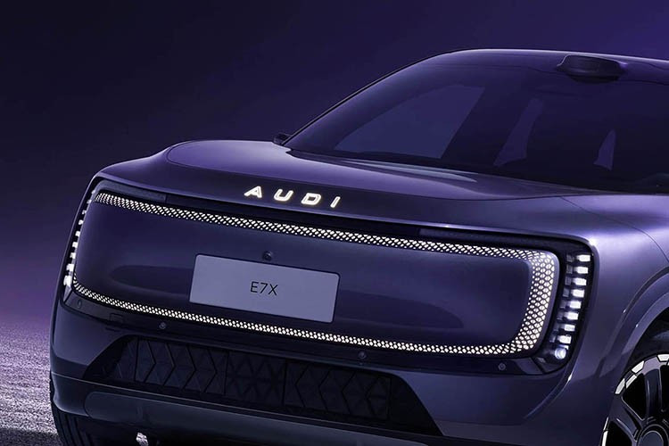Về cơ bản, E7X là một thiết kế của AUDI, nhưng nó tận dụng hệ sinh thái kỹ thuật số được phát triển bởi đối tác SAIC. Về thiết kế, nó lấy cảm hứng rất nhiều từ dòng E SUV, giống như E5 Sportback đã làm với dòng E mới ra mắt.