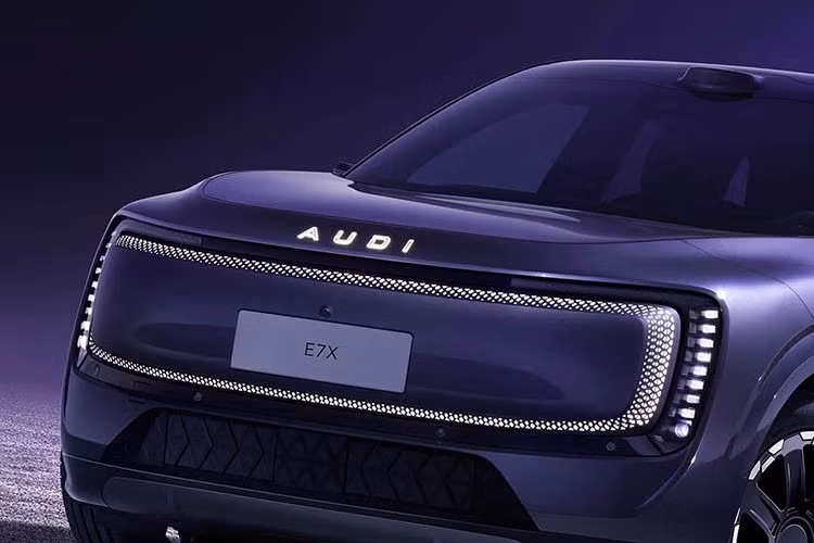 Về cơ bản, E7X là một thiết kế của AUDI, nhưng nó tận dụng hệ sinh thái kỹ thuật số được phát triển bởi đối tác SAIC. Về thiết kế, nó lấy cảm hứng rất nhiều từ dòng E SUV, giống như E5 Sportback đã làm với dòng E mới ra mắt.