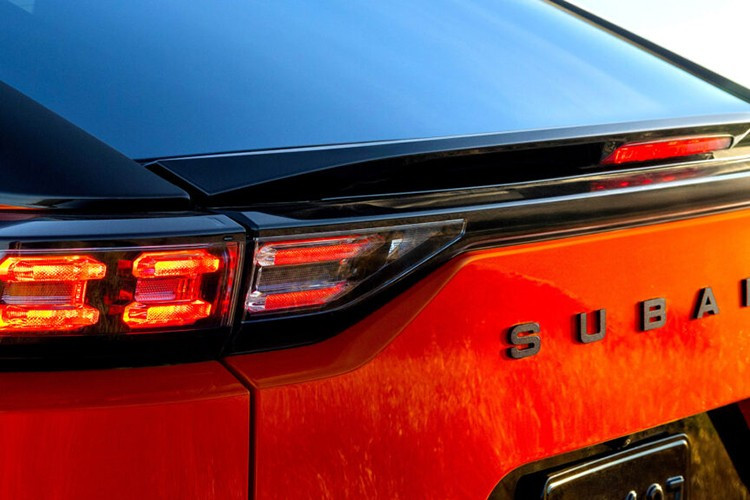 Ở tầm giá cao hơn, Uncharted Sport khởi điểm từ 39.795 USD (khoảng 1,03 tỷ đồng), có ngoại hình điều chỉnh nhẹ với giá nóc và khoang lái nâng cấp với ghế bọc StarTex, vô lăng da có sưởi, ghế phụ chỉnh điện 8 hướng và ghế lái nhớ vị trí.