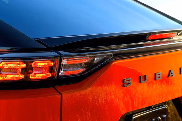 Ở tầm giá cao hơn, Uncharted Sport khởi điểm từ 39.795 USD (khoảng 1,03 tỷ đồng), có ngoại hình điều chỉnh nhẹ với giá nóc và khoang lái nâng cấp với ghế bọc StarTex, vô lăng da có sưởi, ghế phụ chỉnh điện 8 hướng và ghế lái nhớ vị trí.