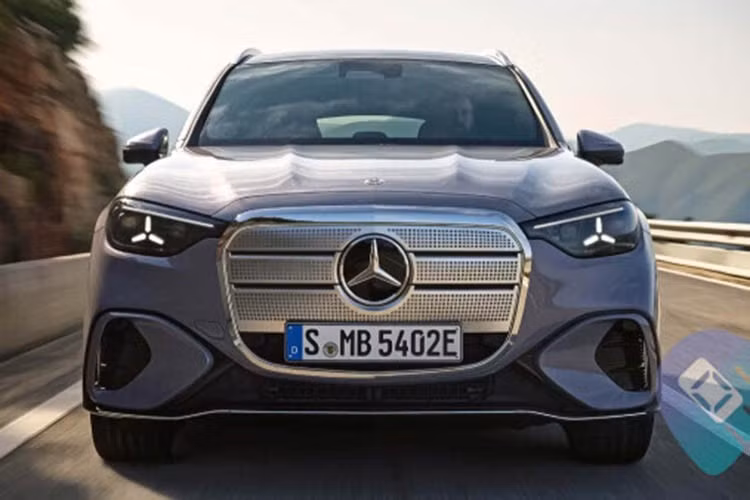 Thiết kế tổng thể của Mercedes-Benz GLC EV 2027 thuần điện được nhận diện dễ dàng nhờ lưới tản nhiệt ma trận phát sáng gồm 942 điểm LED, tạo hiệu ứng ánh sáng độc đáo mỗi khi xe khởi động.