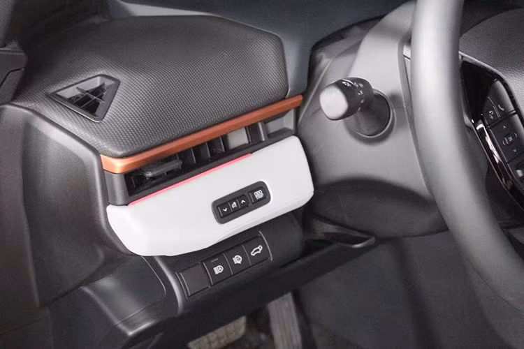 Ghế trước có sưởi, ghế lái chỉnh điện 10 hướng, vô lăng bọc da, điều hòa tự động 2 vùng và hệ thống đèn viền nội thất là những điểm nhấn đáng chú ý. Xe cũng có chìa khóa kỹ thuật số và hệ thống âm thanh 6 loa tiêu chuẩn.