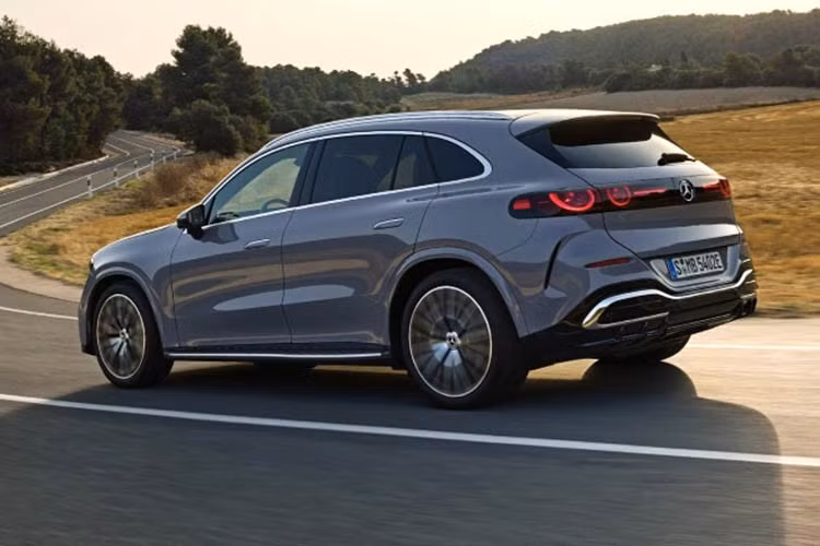 So với bản dùng động cơ xăng, mẫu xe SUV điện Mercedes-Benz GLC EV có kích thước lớn hơn đáng kể, xe có chiều dài x rộng x cao lần lượt là 4.845 x 1.913 x 1.644 mm, cùng chiều dài cơ sở 2.972 mm.