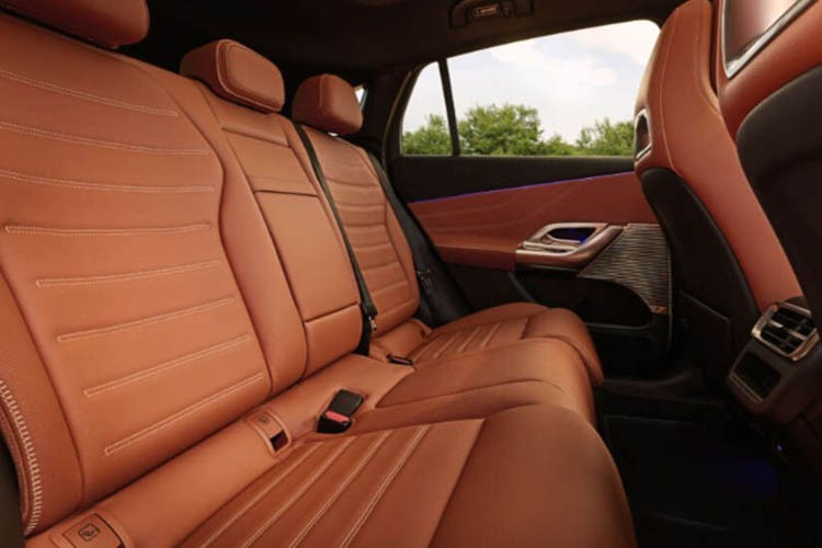 Cung cấp sức mạnh cho GLC EV là hai động cơ điện, cho công suất 489 mã lực và mô-men xoắn cực đại 808 Nm, kết hợp hệ dẫn động bốn bánh toàn thời gian. Xe chỉ mất 4,3 giây để tăng tốc 0-100 km/h.