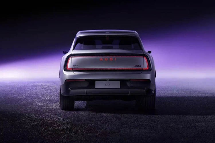 Về cơ bản, E7X là một thiết kế của AUDI, nhưng nó tận dụng hệ sinh thái kỹ thuật số được phát triển bởi đối tác SAIC. Về thiết kế, nó lấy cảm hứng rất nhiều từ dòng E SUV, giống như E5 Sportback đã làm với dòng E mới ra mắt.
