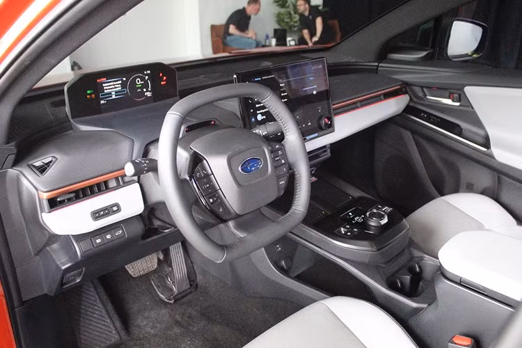 Bên trong, khoang nội thất tối giản với cụm đồng hồ kỹ thuật số 7 inch và màn hình giải trí trung tâm kích thước lớn 14 inch, hỗ trợ Android Auto và Apple CarPlay. Bảng điều khiển trung tâm được thiết kế gọn gàng, trang bị núm xoay chuyển số và sạc không dây kép cho điện thoại.