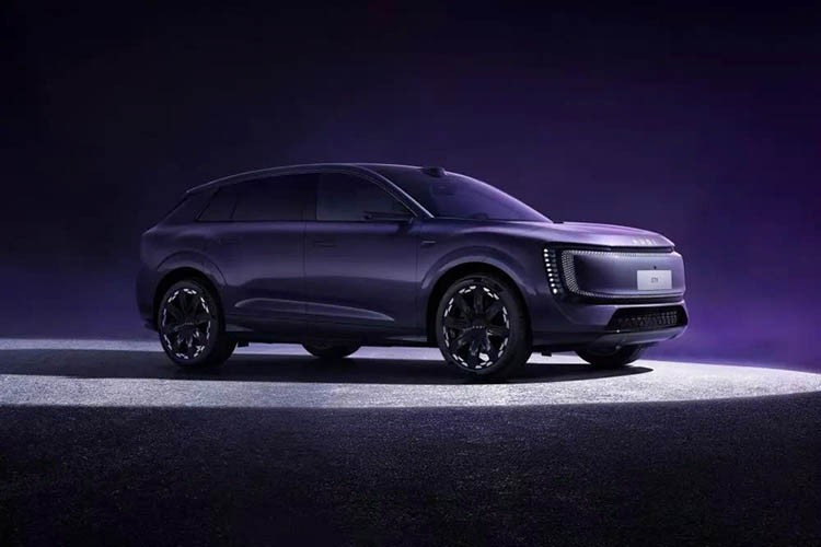 Phần thân xe dễ dàng nhận ra là được thiết kế dựa trên mẫu concept E SUV nhờ vào hệ thống đèn chiếu sáng đặc biệt ở phía trước (đèn pha LED ma trận kỹ thuật số bố trí theo chiều dọc), vòm bánh xe được tạo hình tinh tế và phần nhô ra ngắn. Phần đuôi xe có hình dáng và các chi tiết tương tự như phần đầu xe.