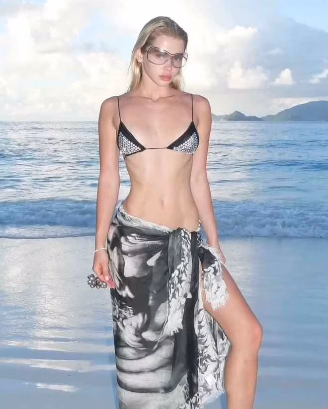 Hiện Bruletova sở hữu hơn 2,6 triệu người theo dõi trên Instagram, thường xuyên đăng ảnh hợp tác với các thương hiệu và khoe phong cách gợi cảm.