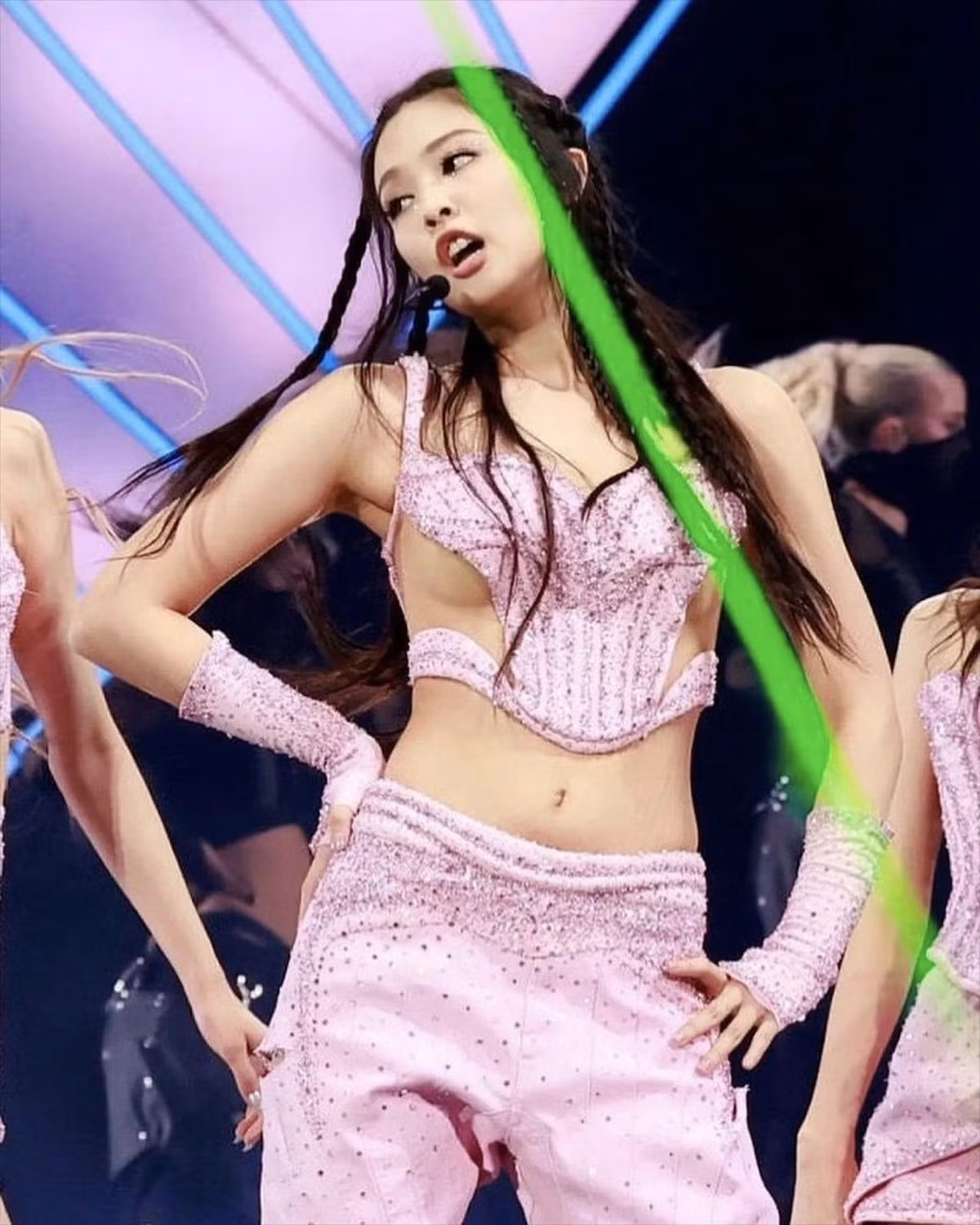 Trên sân khấu cháy hết mình là thế, nhưng những khoảnh khắc đời thường chơi thể thao của Jennie cũng hút fan không kém.