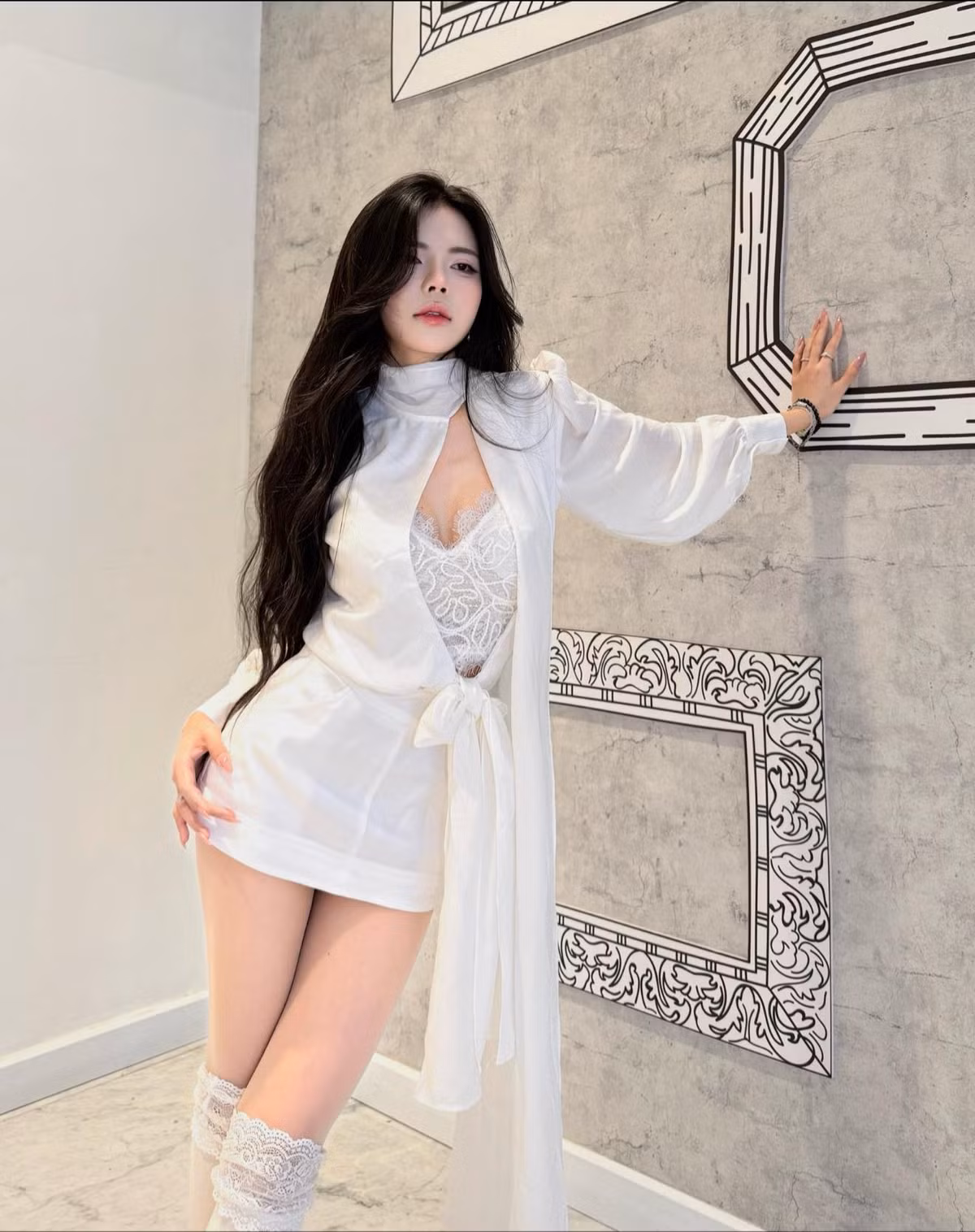 Mai Dora sở hữu gương mặt xinh xắn, đáng yêu nhưng lại có vóc dáng quyến rũ mê người với 3 vòng bốc lửa.