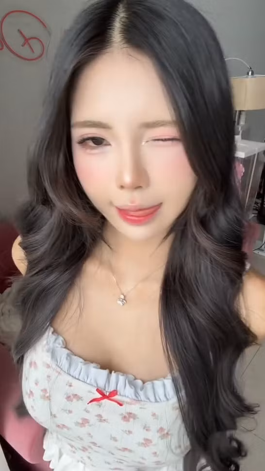 Trong một giây phút tương tác ngẫu nhiên, Mai Dora đã có màn đu trend TikTok nhẹ nhàng, với biểu cảm "nũng nịu" rất đáng yêu. Điều khiến khoảnh khắc này trở nên "sát thương" cao chính là sự tự nhiên và bất ngờ.