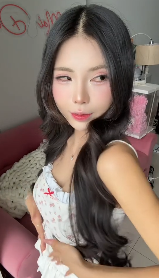 Sự kết hợp giữa động tác nháy mắt và khuôn mặt phúng phính, hơi chu môi (biểu cảm nũng nịu) đã tạo ra một "phản ứng hóa học" mạnh mẽ.