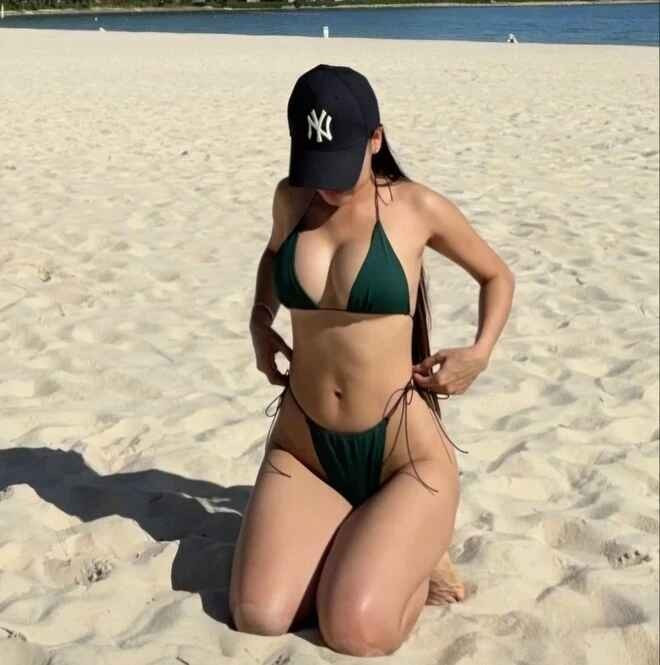 Trên trang cá nhân, Yến Xuân khoe thân hình thon gọn, săn chắc sau khi sinh con đầu lòng 4 tháng. Vợ thủ môn Đặng Văn Lâm nói với người theo dõi rằng cô chỉ đang trong hành trình lấy lại vóc dáng.