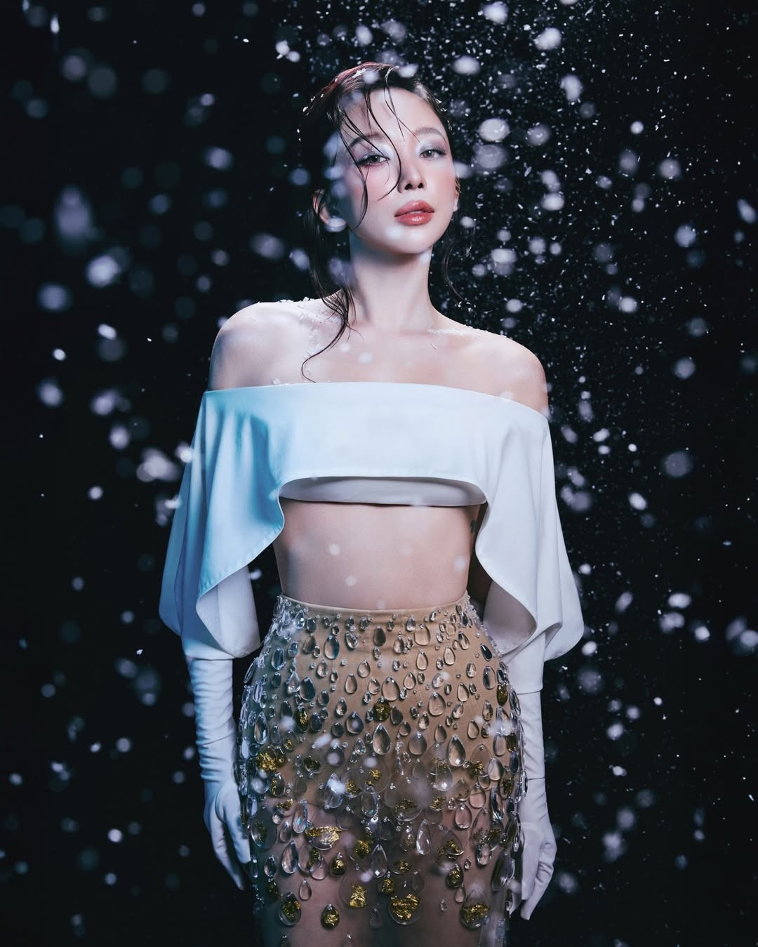 Lấy cảm hứng từ vẻ đẹp băng giá, loạt ảnh mới của Tóc Tiên nhanh chóng lan truyền trên mạng xã hội nhờ thần thái cuốn hút cùng nhan sắc ngày càng mặn mà của nữ ca sĩ.